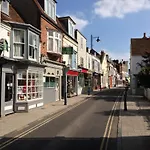 Barnacle Drift - A Stylish Whitstable Cottage