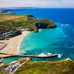 We Are Unique ! Only 4 Min Level Walk To Beach, Pubs, Shops, Restaraunts, Fab Htd Pool, Hottub, Games Room, Bbq'S,Tranquil Gardens, Bassets Acre, Just Six Beautiful 1 To 3 Bedroom Historic Apartments With Free Parking And Upgraded Wifi