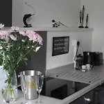 *Hidden Gem* Stylish Apartment* Walk To Beach
