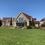 Sailaway Cottage At The Bay Filey, Sleeps 8-10, Pet-Free