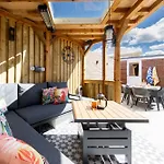 Coastal Retreat For 6 Close To Beaches