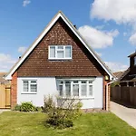 Coastal Retreat For 6 Close To Beaches