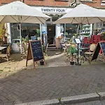 Cosy 3-Bed Apartment In Hythe High Street