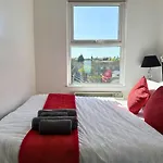 Cosy 2 Bed Apt For Families With Free Parking