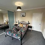 Great 4 Bedroom House - Great Location - Garden - Parking - Fast Wifi - Smart Tv - Newly Decorated - Sleeps Up To 8! Only 10 Mins Drive To Sandbanks Beach! Close To Poole & Bournemouth