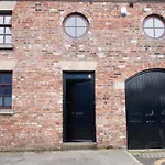 Spacious House Liverpool City Centre L1, Sleeps 16