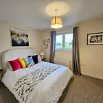2 Bed Apt, 4 Beds With Parking
