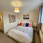 2 Bed Apt, 4 Beds With Parking