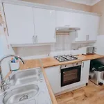 Central 2 Bed Apartment Walking Distance To Beach