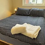 Central And Spacious 2 Bedroom House With Free Private Parking