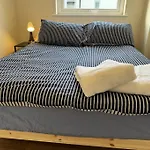 Central And Spacious 2 Bedroom House With Free Private Parking