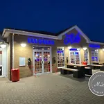 The Retreat 38, Pet Friendly, Wifi, Central Heating, Bed Linen - Meadow Lakes Caravan & Lodge Hire