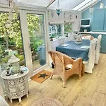 Garden Cottage - 3 Bedroom Close To Town And Beach