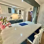 Garden Cottage - 3 Bedroom Close To Town And Beach