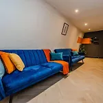 Three Bedroom Flat 2 Bathrooms I Super Central Locationi Next To Brighton Beach