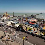 Southend On Sea L 3 Bedroom Home With Garden L Free Street Parking L 6 Single Beds Or 4 Singles 1X Double L
