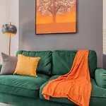 2 Bedroom Flat Next To Brighton Station & Beach I Sleep 8 Guests