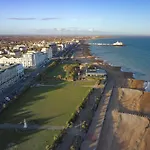 Half Moon Luxury One Bedroom - Spacious Apt Romantic Getaway With A Hot Tub, 5 Min Away From Eastbourne Centre , Free Parking
