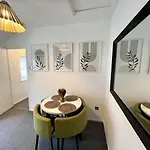 Spacious Two Bedroom Flat In Barry