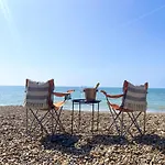 Stunning 2 Bed Apartment Sea Views And Parking