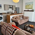 Gorgeous Sea View Apartment 5 Mins To The Beach