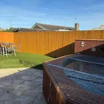 Bungalow-2Bed-1Bath-Petfriendly-Parking