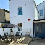 Amo Mews House - Central, Private Patio & Free Parking