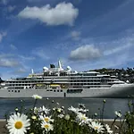 Seascape - Waterfront Apartment, Glorious Views And Parking