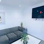 Charming 2-Bed Apartment In Liverpool