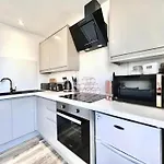 Remarkable 2-Bed Apartment In Liverpool