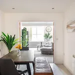 Beautiful 2 Bed Apartment Just Steps To The Beach