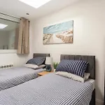 Beautiful 2 Bed Apartment Just Steps To The Beach