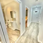Spacious One Bedroom Apartment - With Parking And Wifi - Town Centre Location - Gated Access - Walk To Beach!