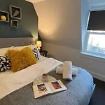 Central Three Bedroom Flat I Sleep Up To 9 Guests
