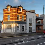 Contemporary 2 Bed Apartment -Belfast East Village