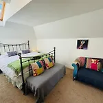 Stylish Modern Mews House In Central St Leonards