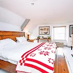 Magnificent Clarence Cottage!