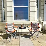 Stunning 2 Bed Apartment Sea Views And Parking