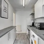 2 Bed House Sleeps 5 The Heart Of Liverpool