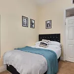 Flat 5 Minutes From The Beach - Street Parking