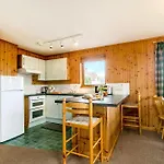 Holly Lodge Sleeps 6 Wheelchair Access