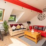 The Botanic Way - City Centre Duplex With Free Parking And City Views