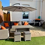 Dog Friendly Home Close To The Beach And The Town