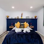 The Blue Barbican Flat- Spacious, Stylish, In A Perfect Location And Accessible