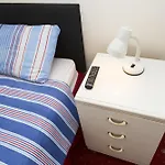 Southend Guest House - Close To Beach, Train Station & Southend Airport