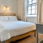 We Are Unique ! Only 4 Min Level Walk To Beach, Pubs, Shops, Restaraunts, Fab Htd Pool, Hottub, Games Room, Bbq'S,Tranquil Gardens, Bassets Acre, Just Six Beautiful 1 To 3 Bedroom Historic Apartments With Free Parking And Upgraded Wifi