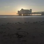Characterful Cottage Near The Sea, Beach, Pier & Shops