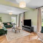Coastal 6-Bed With Hot Tub