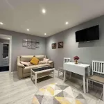 Private Holiday Home, Great Location