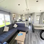 Palm Grove 1 - Golden Palm Resort - Pet Friendly, Wifi And Bed Linen - Meadow Lakes Caravan & Lodge Hire